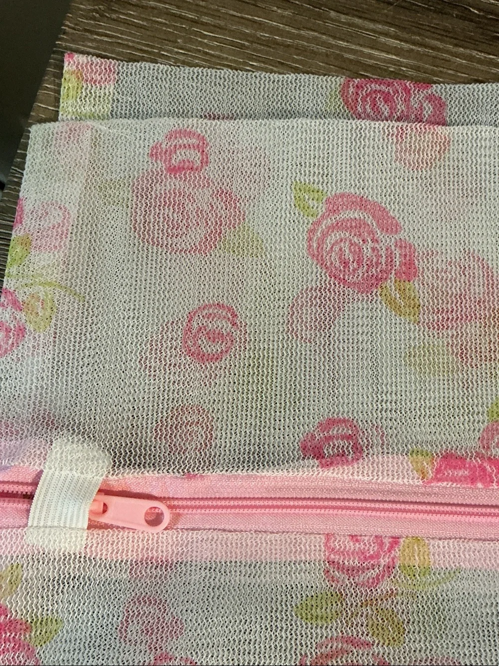 Pink Rose Mesh Laundry Wash Bag with Pink Zipper 19” x 23” Excellent Condition